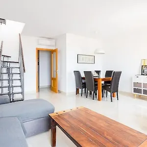 https://modern-penthouse-with-private-jacuzzi-and-parking-in.es-andalucia.com